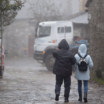 Sanidad avisos y alertas por temperaturas Dos personas abrigadas en una calle del municipio de Pedrafita do Cebreiro