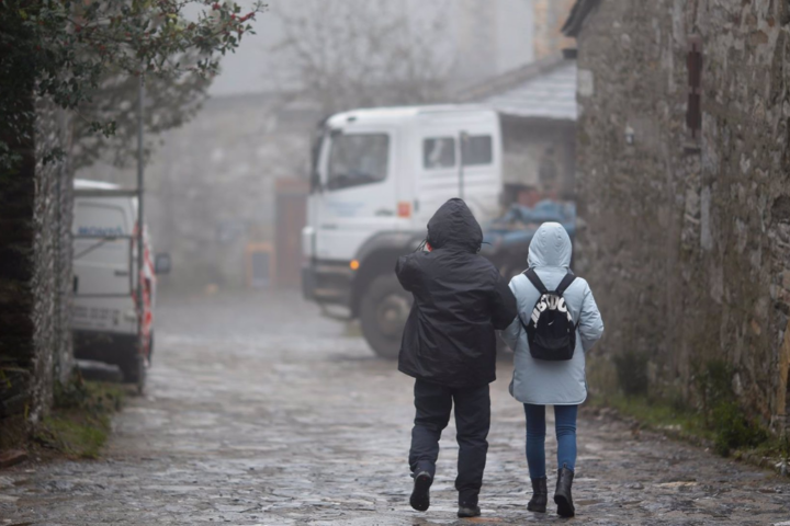 Sanidad avisos y alertas por temperaturas Dos personas abrigadas en una calle del municipio de Pedrafita do Cebreiro