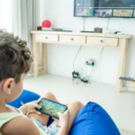 Representación gráfica de un niño jugando mientras ve la televisión | Europa Press