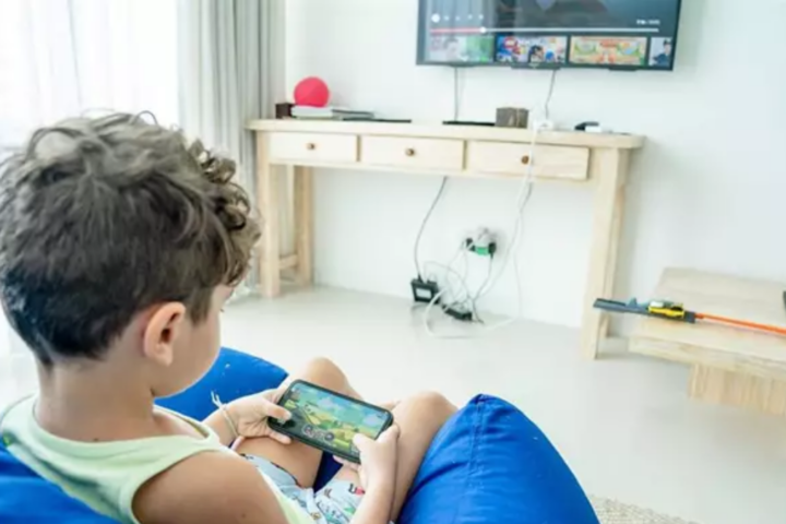 Representación gráfica de un niño jugando mientras ve la televisión | Europa Press