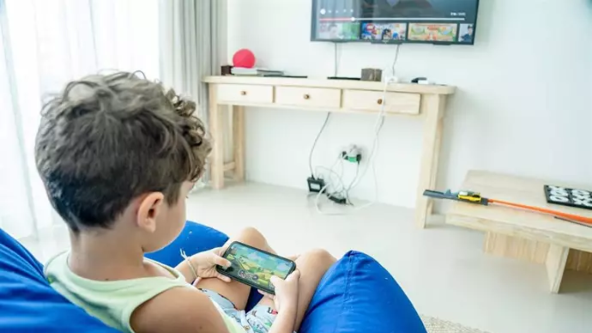 Representación gráfica de un niño jugando mientras ve la televisión | Europa Press