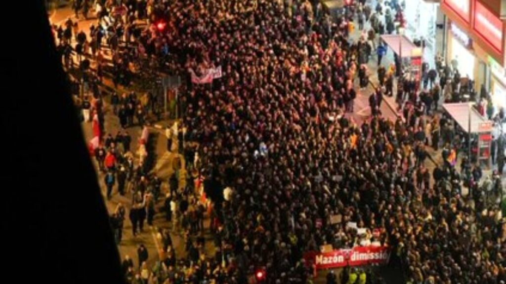 Protesta masiva por la gestión política de la dana