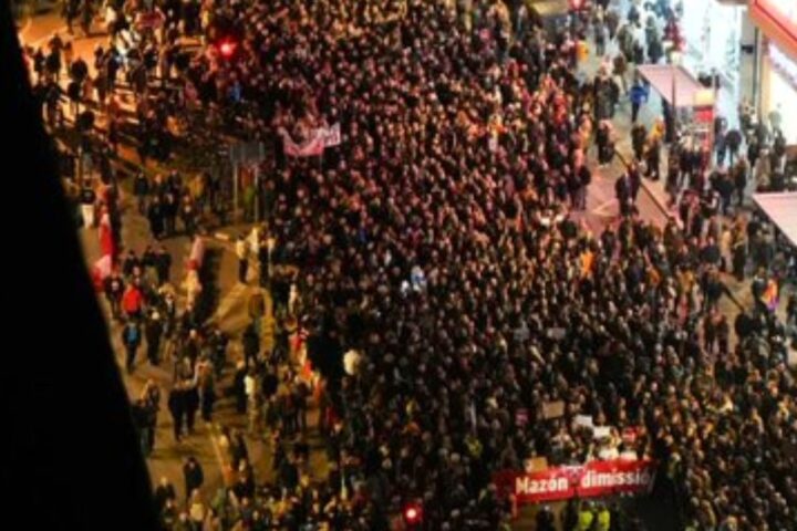 Protesta masiva por la gestión política de la dana