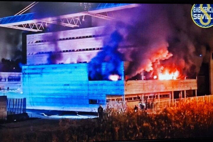 Un incendio provocado destruye el auditorio Rocío Jurado