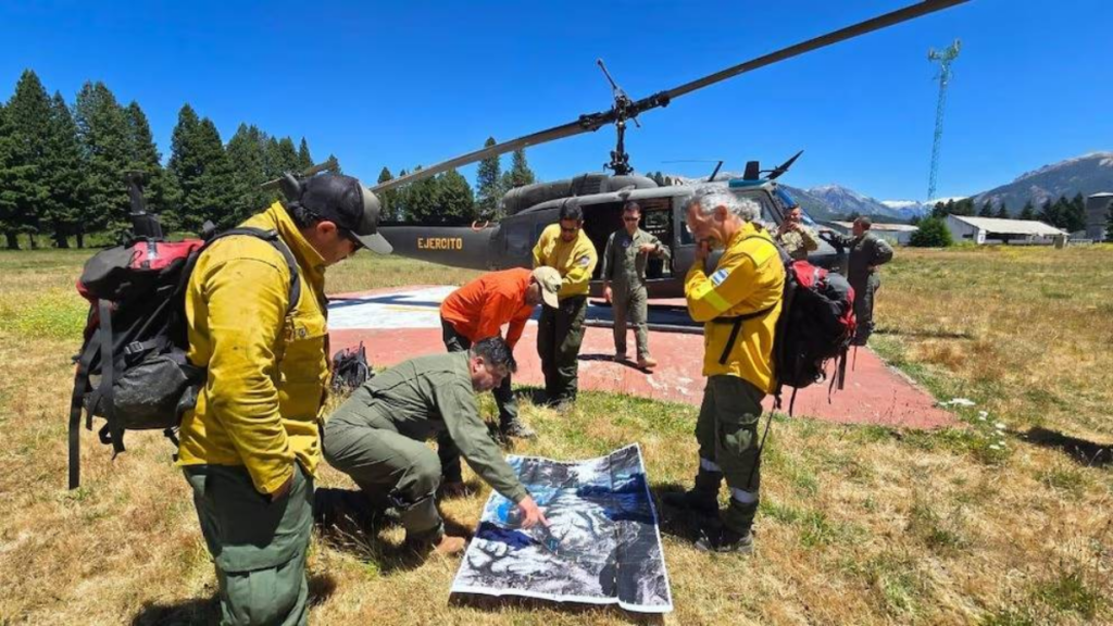 Efectivos del cuerpo de bomberos intervienen en el incendio de la Patagonia