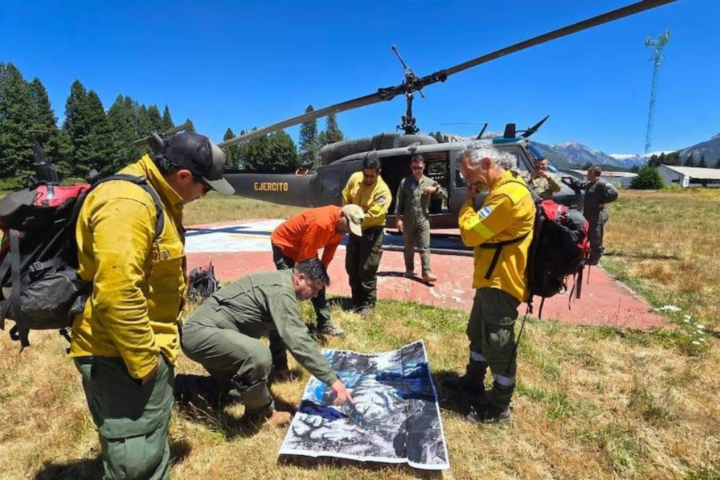 Efectivos del cuerpo de bomberos intervienen en el incendio de la Patagonia