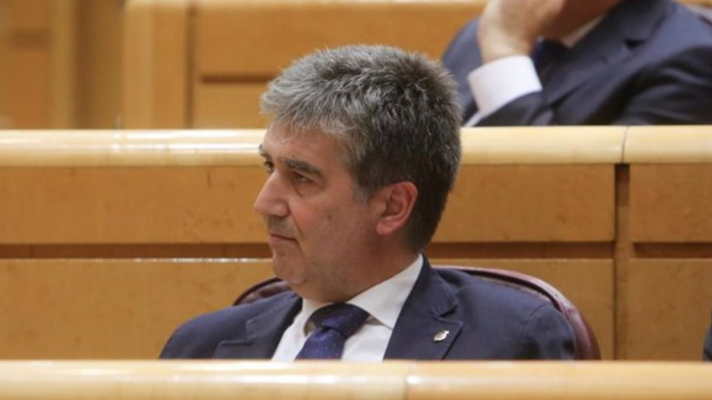 Ignacio Cosidó, sentado en su escaño durante el último pleno de control al Gobierno en el Senado de la primera legislatura de Pedro Sánchez