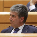 Ignacio Cosidó, sentado en su escaño durante el último pleno de control al Gobierno en el Senado de la primera legislatura de Pedro Sánchez