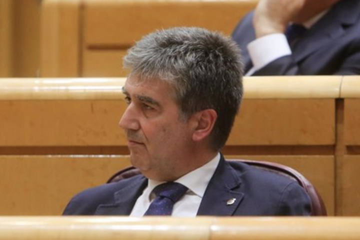 Ignacio Cosidó, sentado en su escaño durante el último pleno de control al Gobierno en el Senado de la primera legislatura de Pedro Sánchez