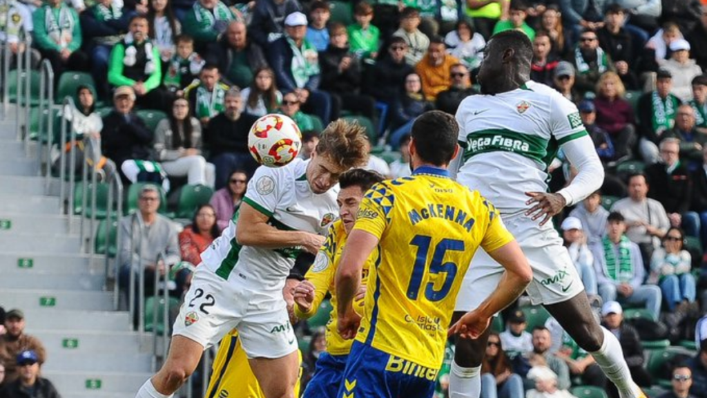 Los jugadores del Elche y Las Palmas disputan un balón aéreo en el encuentro de COpa | Elche CF