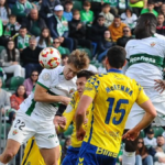 Los jugadores del Elche y Las Palmas disputan un balón aéreo en el encuentro de COpa | Elche CF