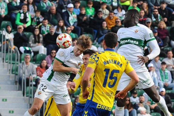 Los jugadores del Elche y Las Palmas disputan un balón aéreo en el encuentro de COpa | Elche CF