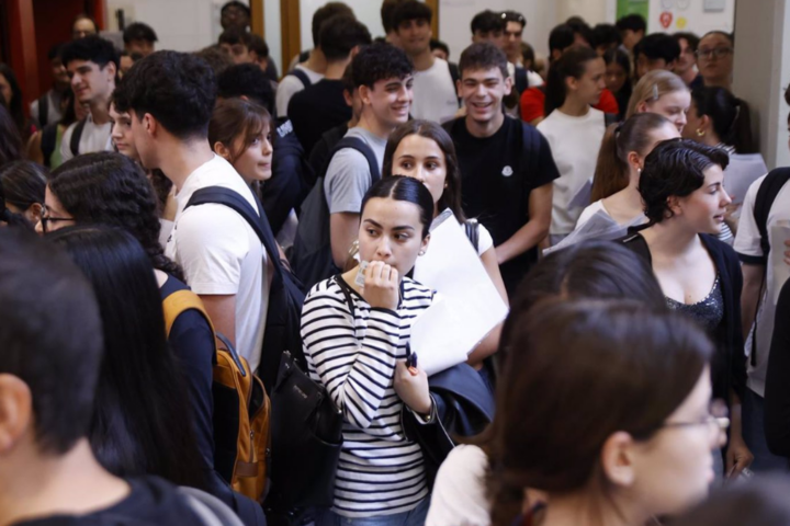 Estudiantes en el Campus Ciutadella de la UPF de Barcelona universitarios carga exámenes