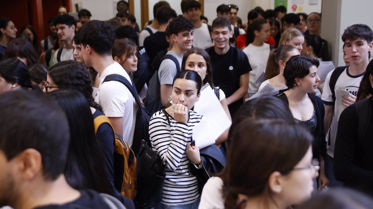 Estudiantes en el Campus Ciutadella de la UPF de Barcelona universitarios carga exámenes