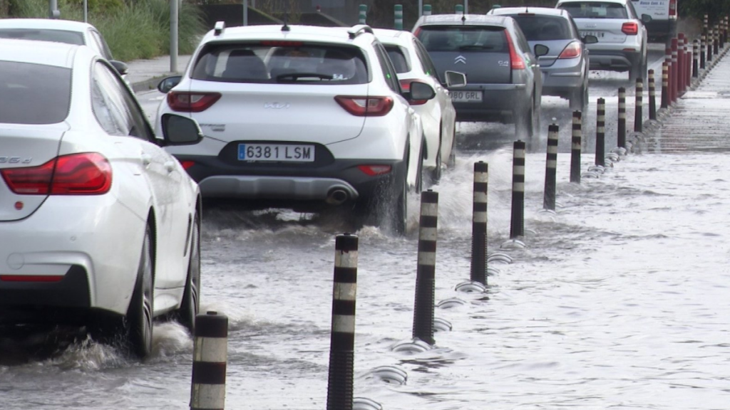 Bolsa de agua en el entorno de la estación intermodal de Santiago galicia lluvias lluvia