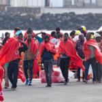 Los servicios sanitarios atienden a migrantes llegados en cayuco a Puerto Naos, a 28 de diciembre de 2024, en Canarias