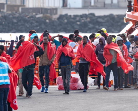 Los servicios sanitarios atienden a migrantes llegados en cayuco a Puerto Naos, a 28 de diciembre de 2024, en Canarias