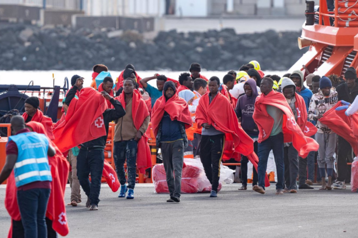 Los servicios sanitarios atienden a migrantes llegados en cayuco a Puerto Naos, a 28 de diciembre de 2024, en Canarias