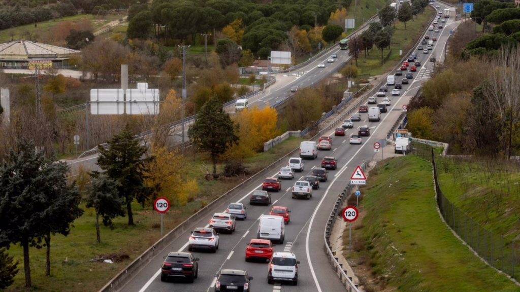 Varios vehículos a su paso por la A-5, a 5 de diciembre de 2024, en Madrid DGT tráfico retenciones