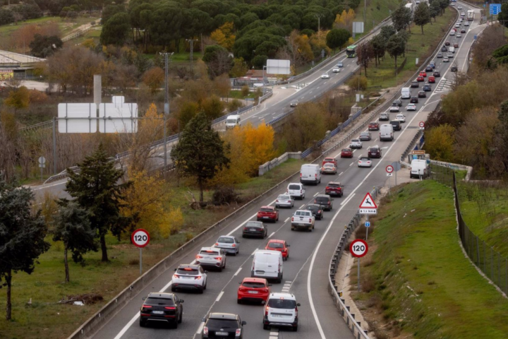 Varios vehículos a su paso por la A-5, a 5 de diciembre de 2024, en Madrid DGT tráfico retenciones