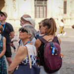 Varios turistas atienden a un guía local | María José López / Europa Press