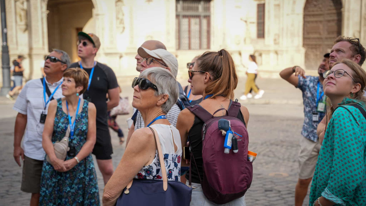 Varios turistas atienden a un guía local | María José López / Europa Press