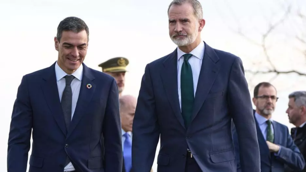 El presidente del Gobierno, Pedro Sánchez (i), y el Rey Felipe VI PP