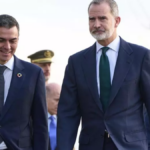 El presidente del Gobierno, Pedro Sánchez (i), y el Rey Felipe VI PP