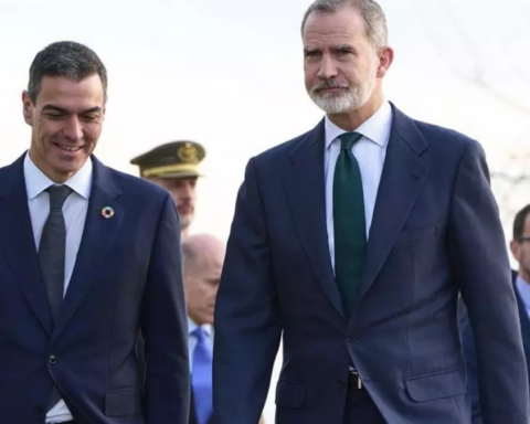 El presidente del Gobierno, Pedro Sánchez (i), y el Rey Felipe VI PP