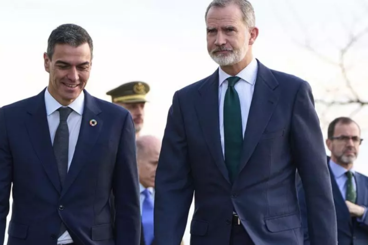 El presidente del Gobierno, Pedro Sánchez (i), y el Rey Felipe VI PP