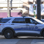 **EE. UU., Nueva Orleans:** Agentes de policía se mantienen en una zona acordonada después de que un conductor embistiera con una camioneta a una multitud en el Barrio Francés de Nueva Orleans, en la madrugada de Año Nuevo.