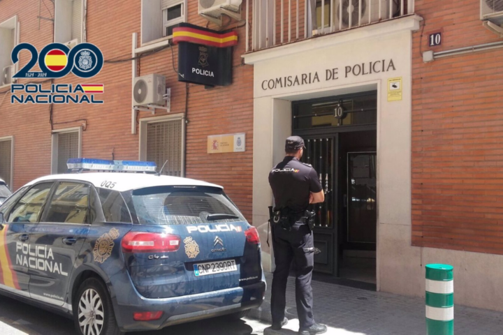 Agente de la Policía Nacional en la extranjeros comisaría de Alcoi