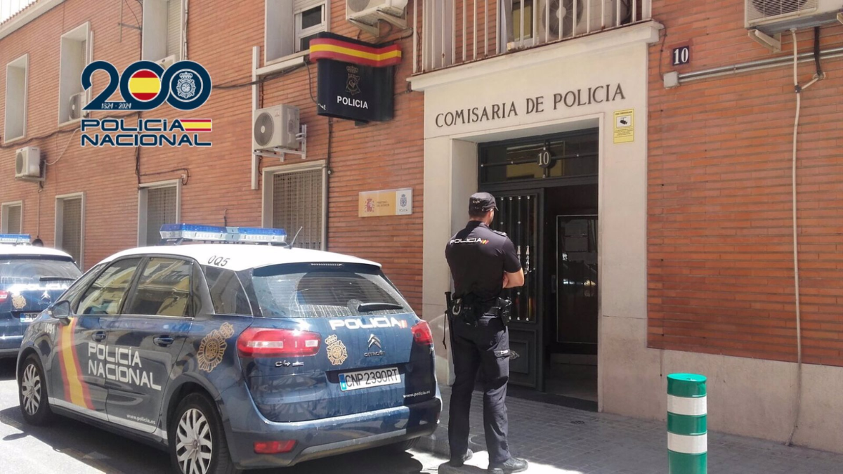 Agente de la Policía Nacional en la extranjeros comisaría de Alcoi