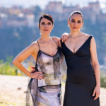 Maribel Verdú y Leonor Watling recorren Granada camino a los Premios Goya en la pieza promocional de la gala