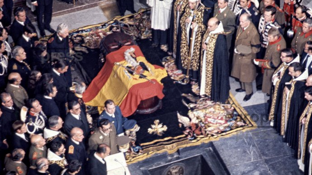 Vista del féretro, tapado por la bandera y el escudo de España durante el franquismo, que contiene el cuerpo del dictador Francisco Franco concordia