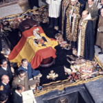 Vista del féretro, tapado por la bandera y el escudo de España durante el franquismo, que contiene el cuerpo del dictador Francisco Franco concordia