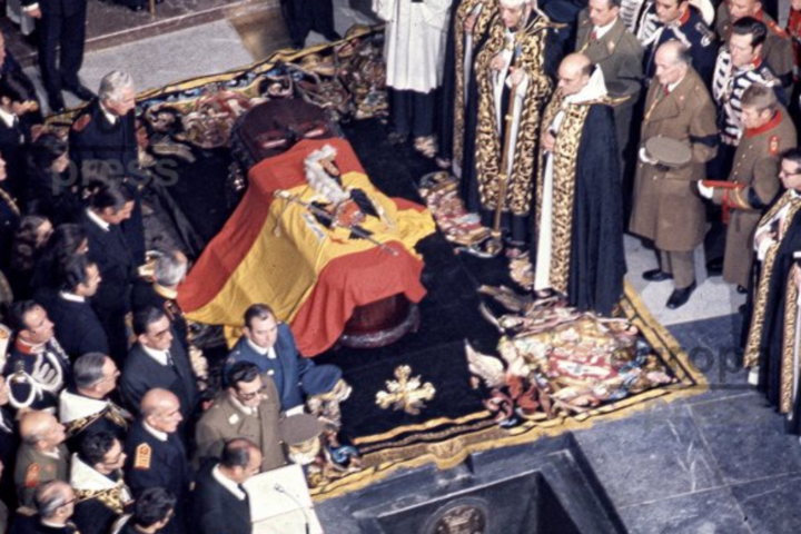 Vista del féretro, tapado por la bandera y el escudo de España durante el franquismo, que contiene el cuerpo del dictador Francisco Franco concordia