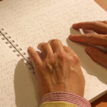 Una persona leyendo braille | Europa Press