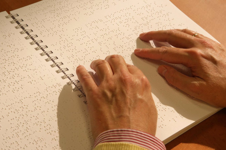 Una persona leyendo braille | Europa Press