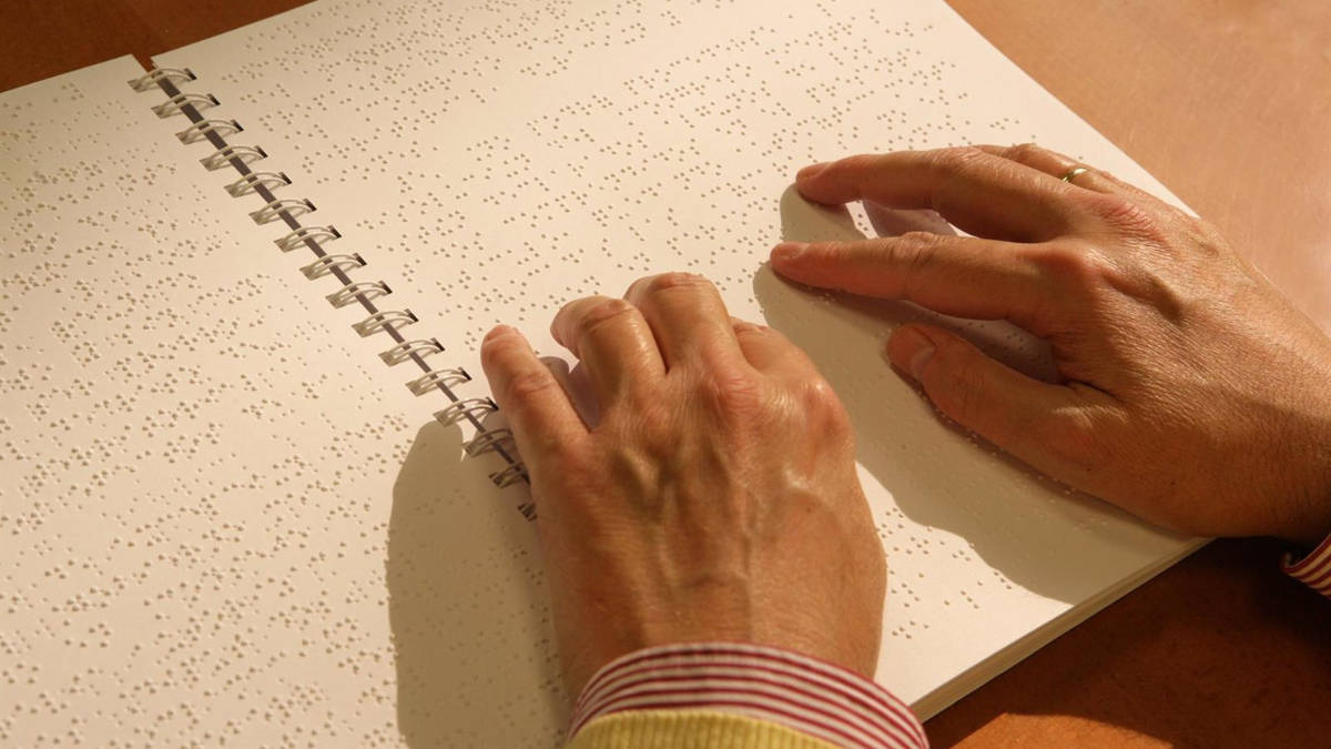 Una persona leyendo braille | Europa Press