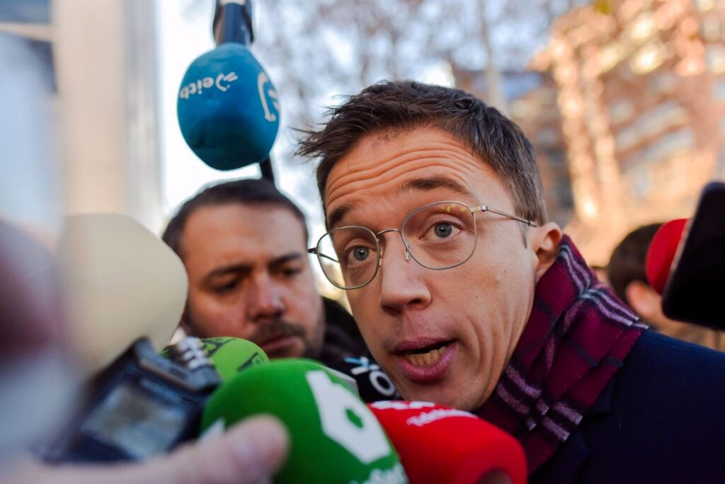 Mouliaá: Errejón "se sacó el miembro y me hizo tocamientos"