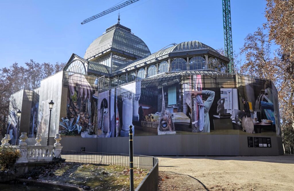 El Palacio de Cristal se tapa con mucho arte