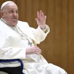 El Papa una pasa una noche tranquila au8nque sigue grave