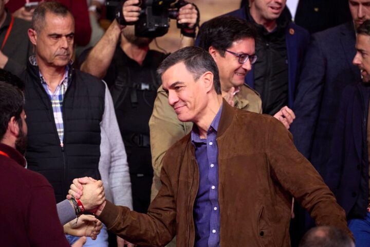 Ayuso llevará a Sánchez a la comisión que investiga a su esposa