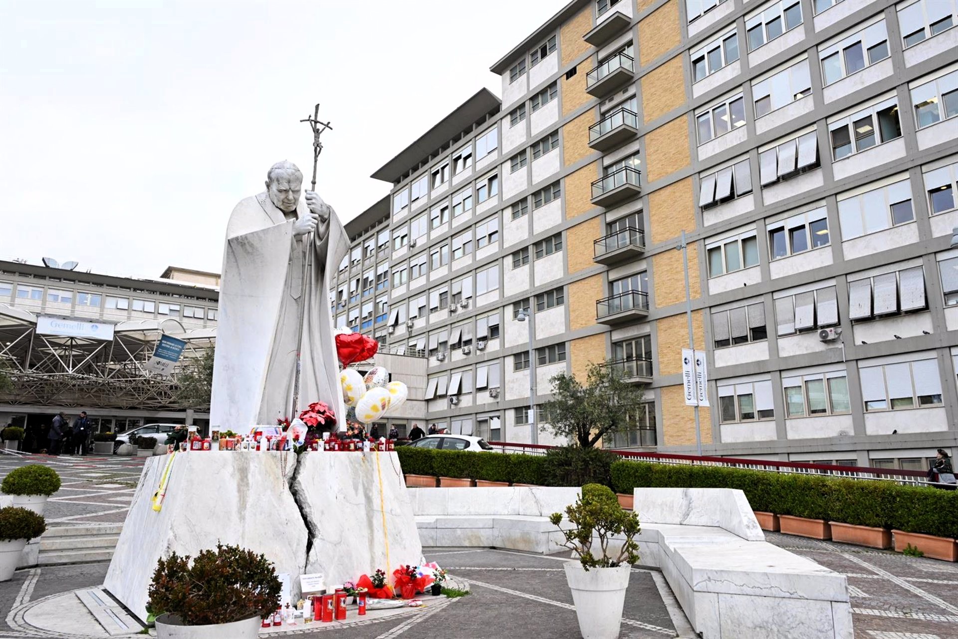 Ligera mejoría del Papa aunque sigue en estado crítico