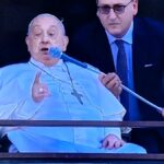 El Papa: “Veo a esa señora con la flores amarillas”