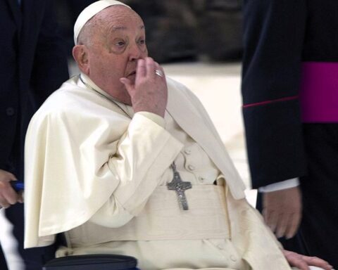 El Papa sigue estable y aún requiere terapia médica hospitalaria