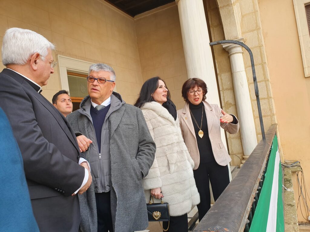 De frente, el alcalde de Guadix, que conversa con el sacerdote Juan Luis Castón. Al fondo, la concejal de Cultura, Encarni Pérez, y la cantante Diana Navarro. / FI