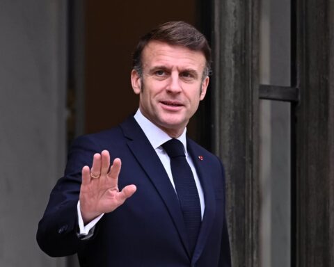 Macron pide debatir el despliegue de fuerzas de paz en Ucrania