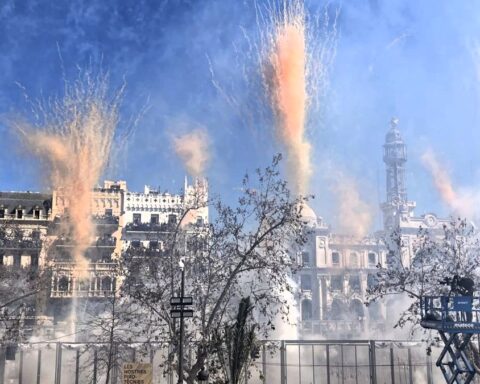 Mascletá espectacular en honor a los afectados por la dana